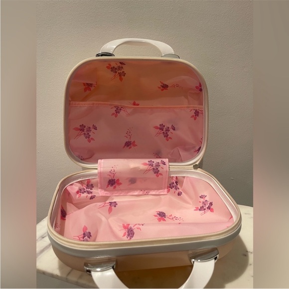 Hello Kitty Cream Cosmetic Bag - Picture 3 of 3